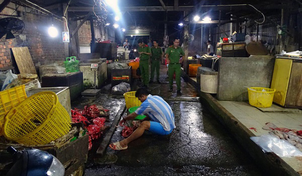 dong-nai-bat-quan-tang-co-so-ngam-hoa-chat-lam-trang-noi-tang-bo
