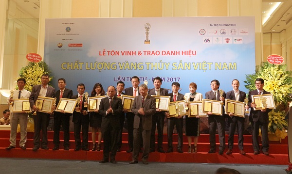 neovia-viet-nam-nhan-danh-hieu-chat-luong-vang-thuy-san-viet-nam-2017