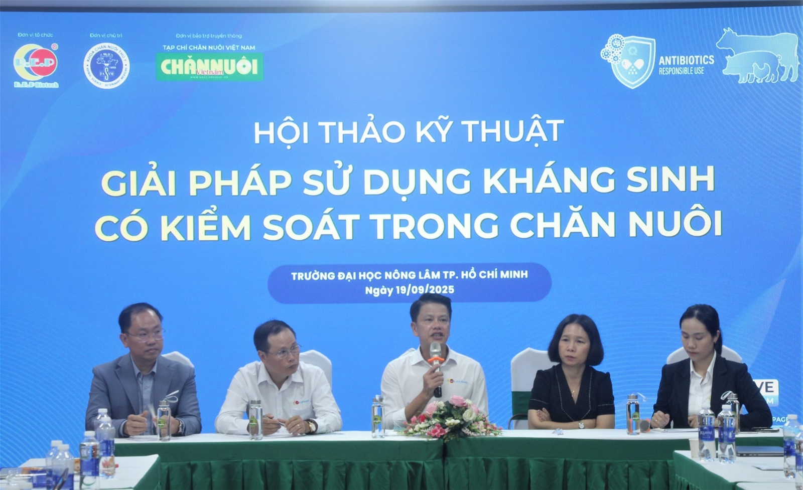 Chuyên gia bàn giải pháp sử dụng kháng sinh có kiểm soát trong chăn nuôi
