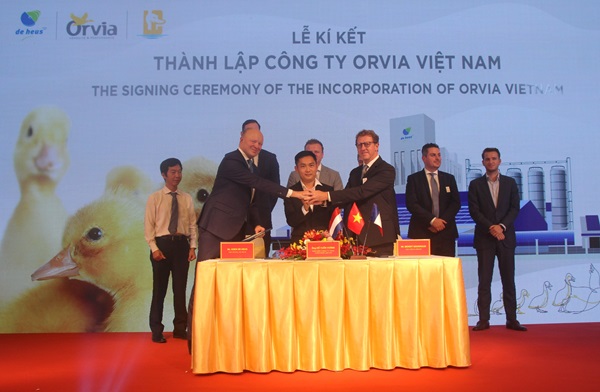 De Heus, Orvia và Lan Chi thành lập công ty vịt giống chất lượng cao
